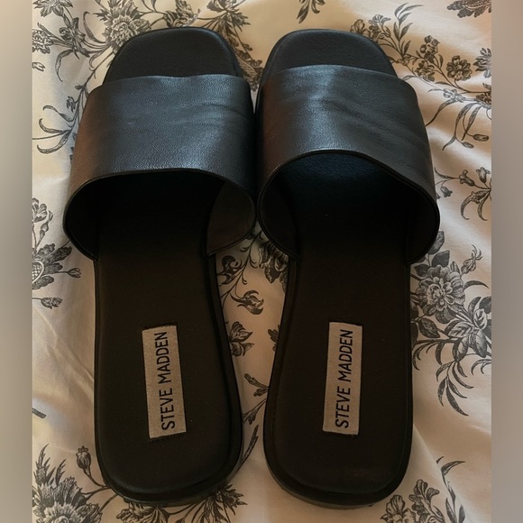 Woman’s Steve Madden black leather Holmes slide sandals - Picture 3 of 4